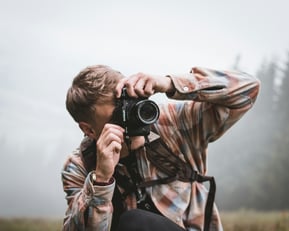 [blog] IMG 4378 x 3502 px Man taking photos